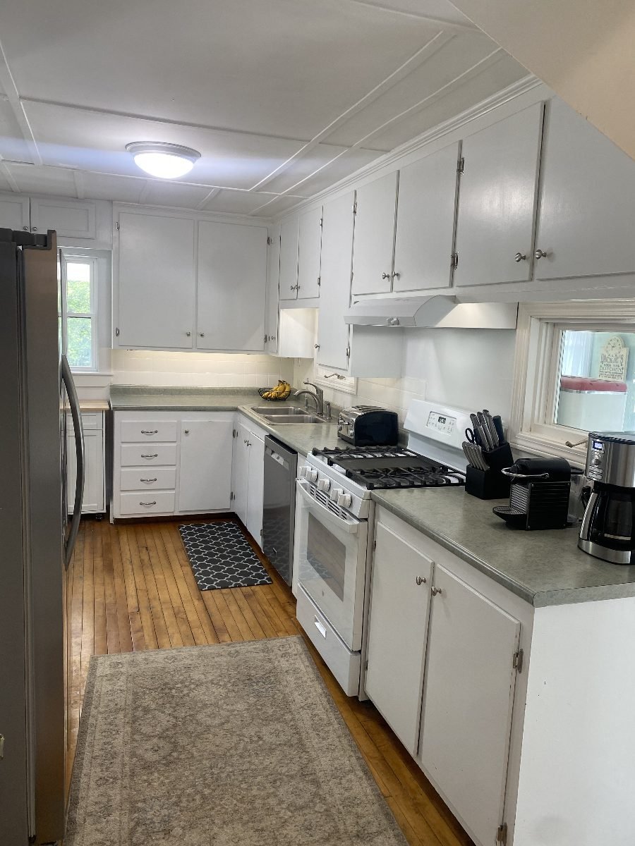 Kitchen with gas range, dishwasher and refrigerator